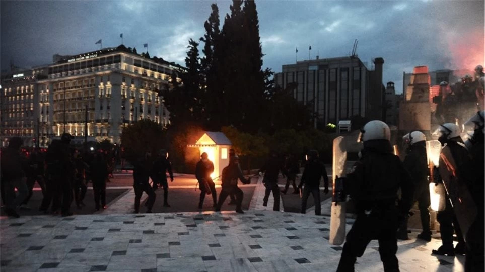 ΕΛΑΣ για δακρυγόνα: Ενεργήσαμε σύμφωνα με υπηρεσιακές εντολές – Δέκα τραυματίες αστυνομικοί